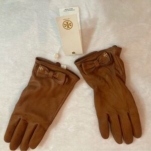 COPY - Tory Burch Tan Bow Gloves 

New with tags